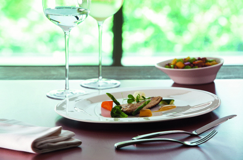 Assiette plate ovale ivoire porcelaine vitrifiée 17,1x14 cm Giro Rak