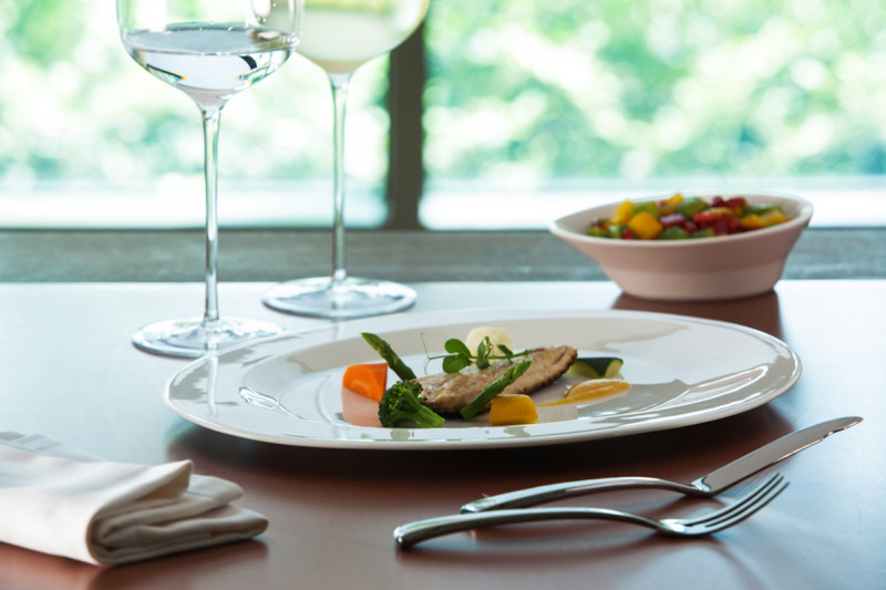 Assiette plate ovale ivoire porcelaine vitrifiée 34x22 cm Giro Rak